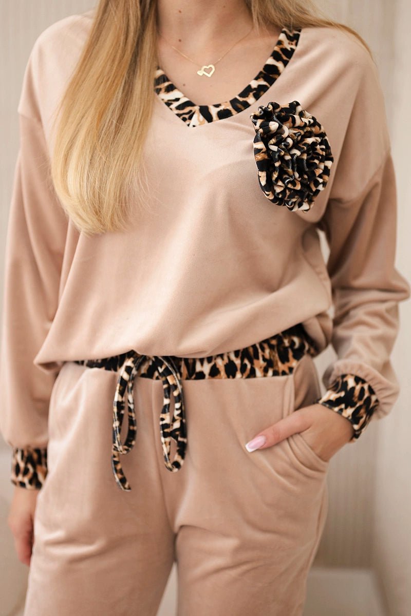 Velour set with a decorative brooch ART9130 / – Dark || beige цвет / color | Lexline Fashion