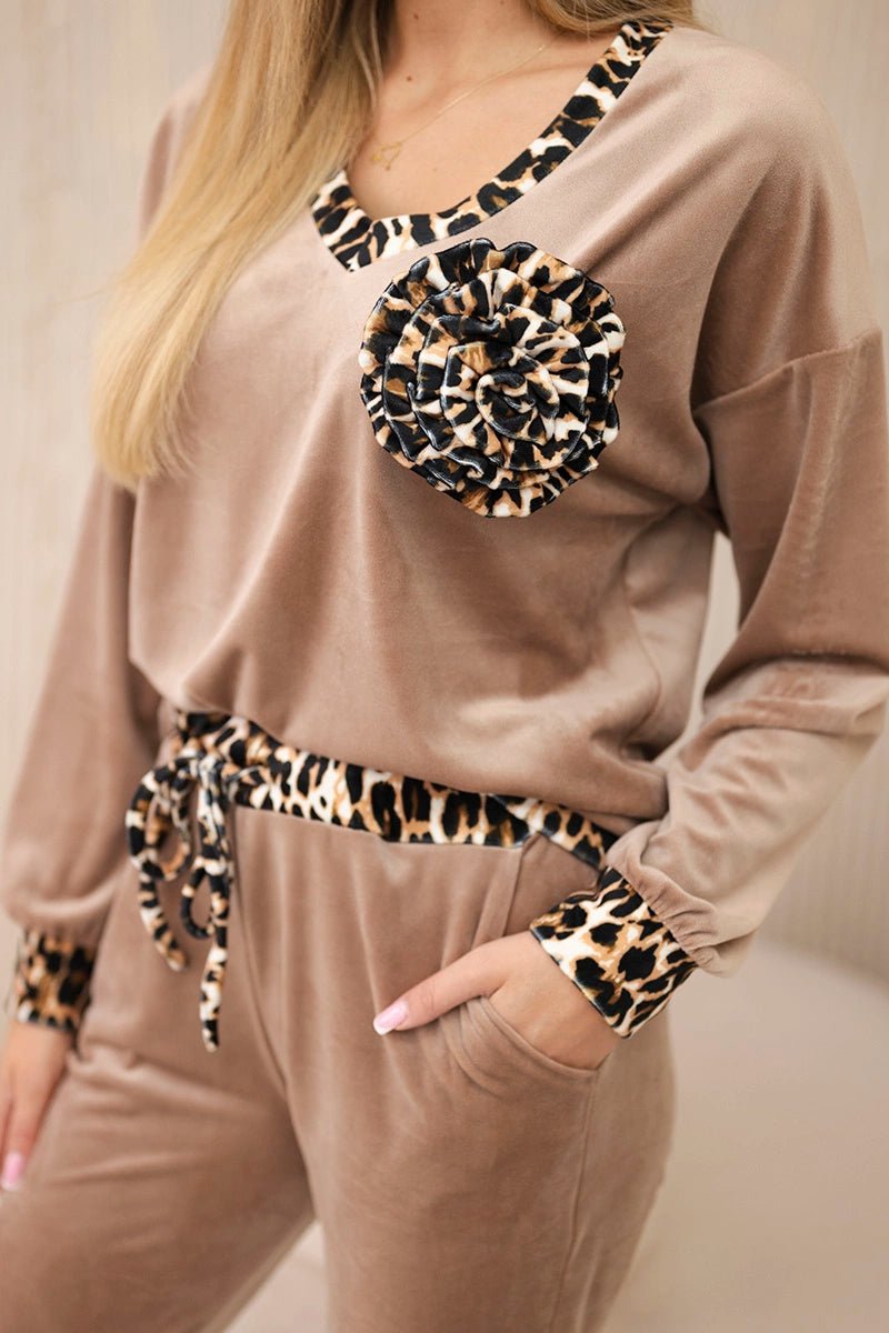 Velour set with a decorative brooch ART9130 / – Fango цвет / color | Lexline Fashion
